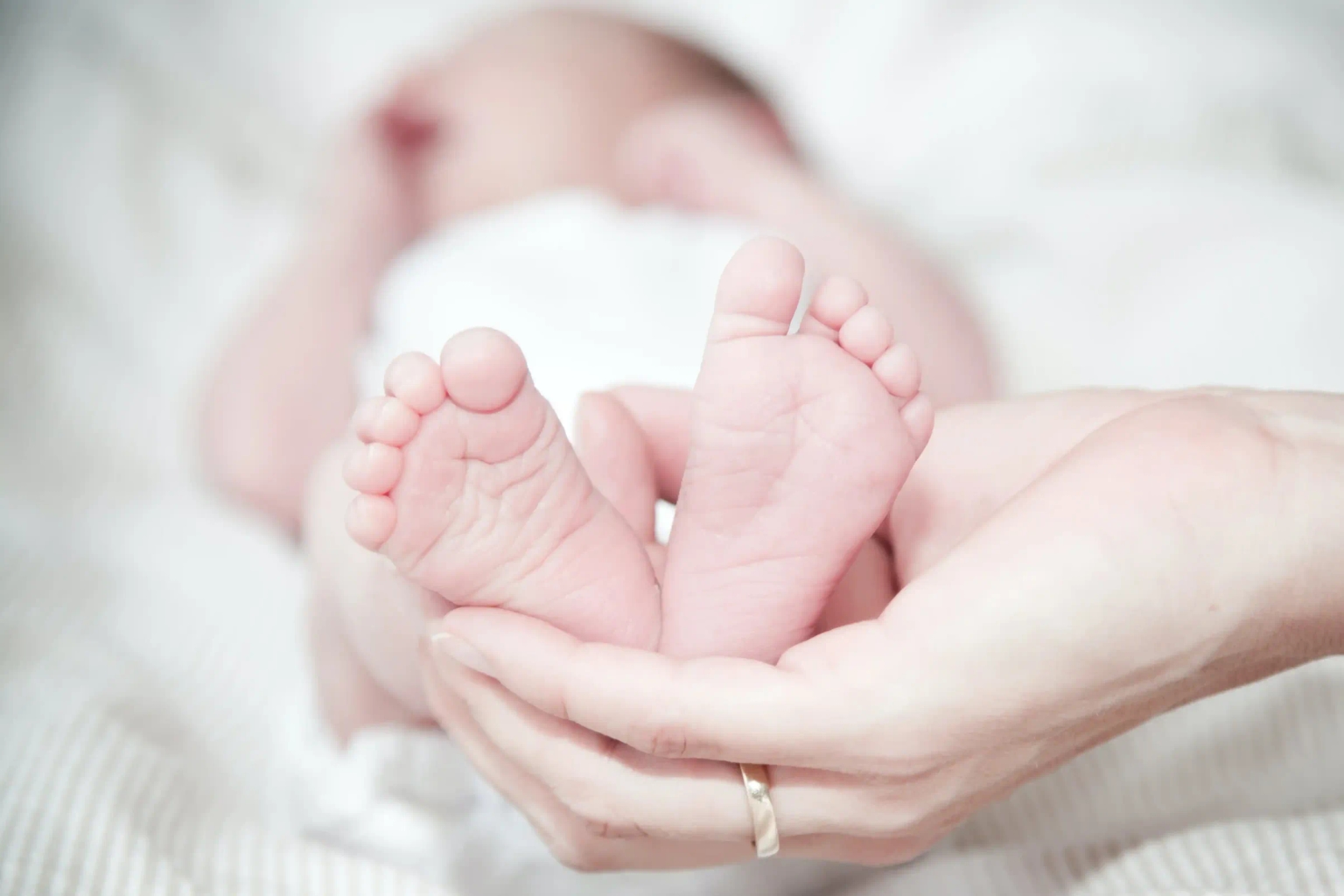 Petits pieds de bébé en train d'être massés